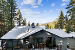 Heavenly lakeview home with hot tub and large kitchen Luxe42 - Image 5
