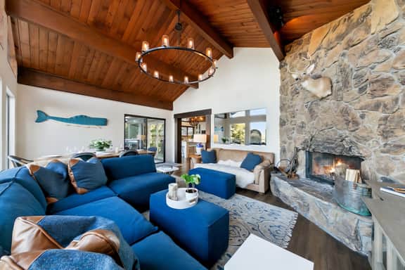 Heavenly lakeview home with hot tub and large kitchen Luxe42 - Image 3