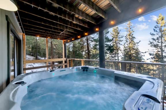 Heavenly lakeview home with hot tub and large kitchen Luxe42 - Image 2
