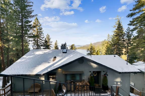 Heavenly lakeview home with hot tub and large kitchen Luxe42 - Image 5