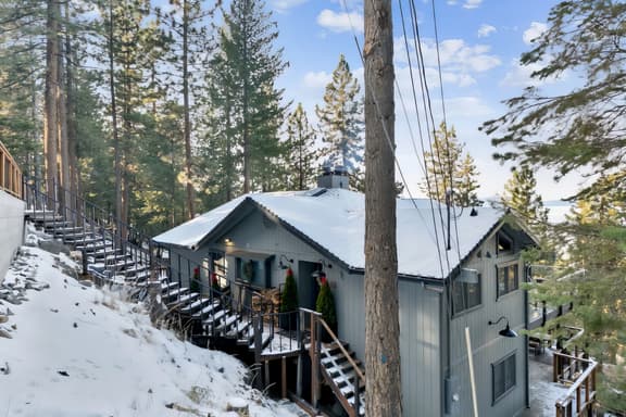 Heavenly lakeview home with hot tub and large kitchen Luxe42 - Image 1