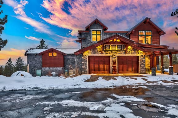 Luxe10 Bear Claw Estate Lakeview With Pool - Image 1