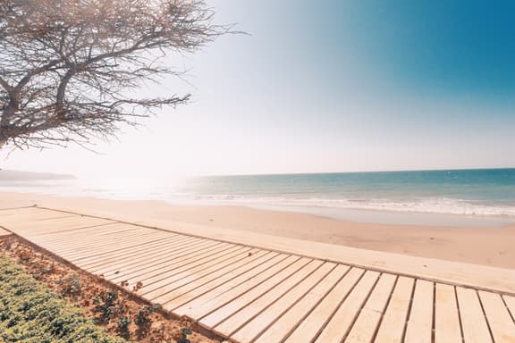 LN5 Charming Oceanfront House on Peru's Northern Coast with Pool - Image 1